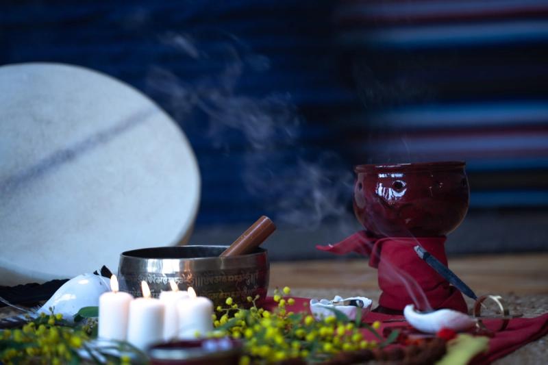 Singing bowl, candles and sacred elements at Circular Space — © Denis Chatelain