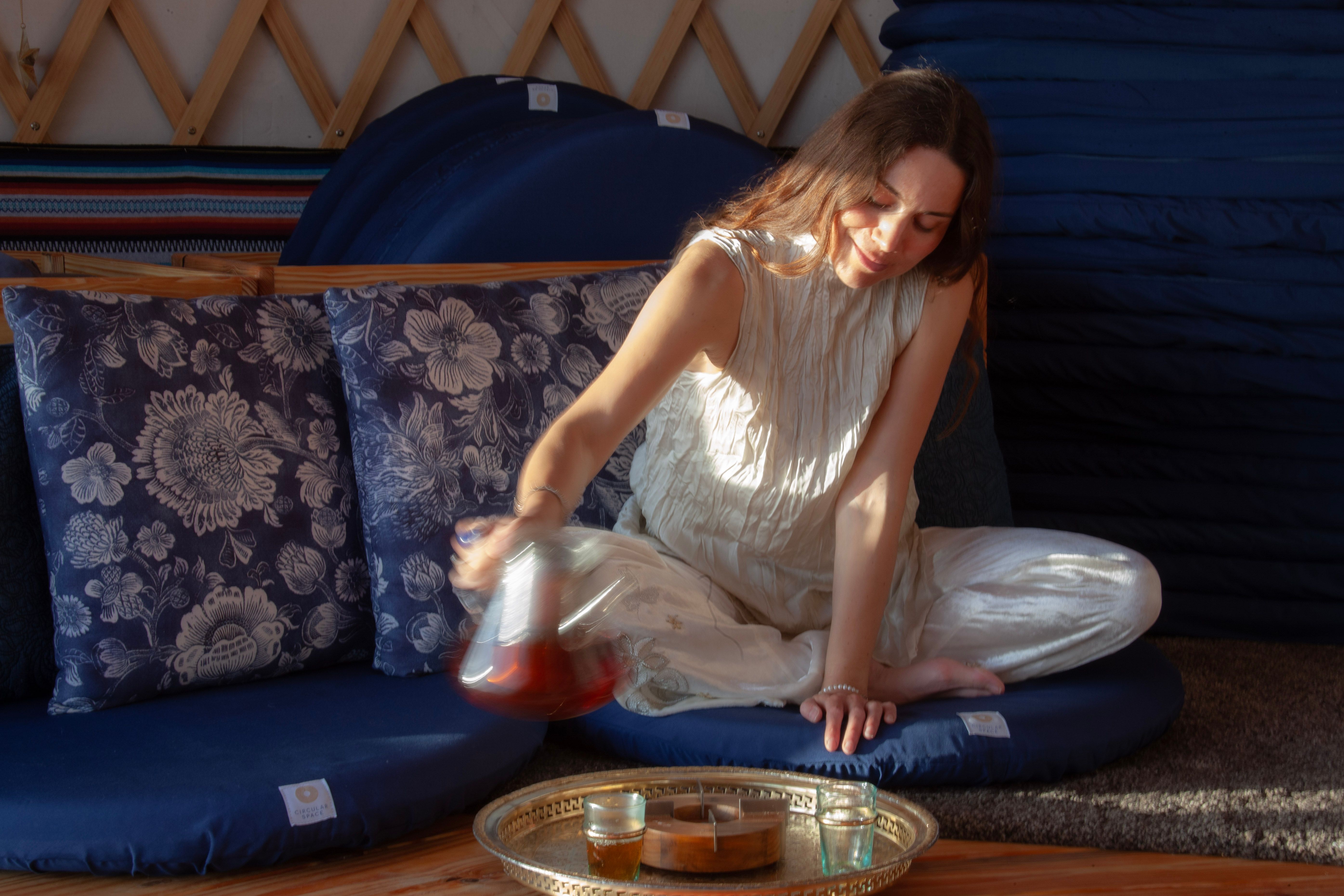 Louise servant le thé dans la yourte de Circular Space — © Denis Chatelain
