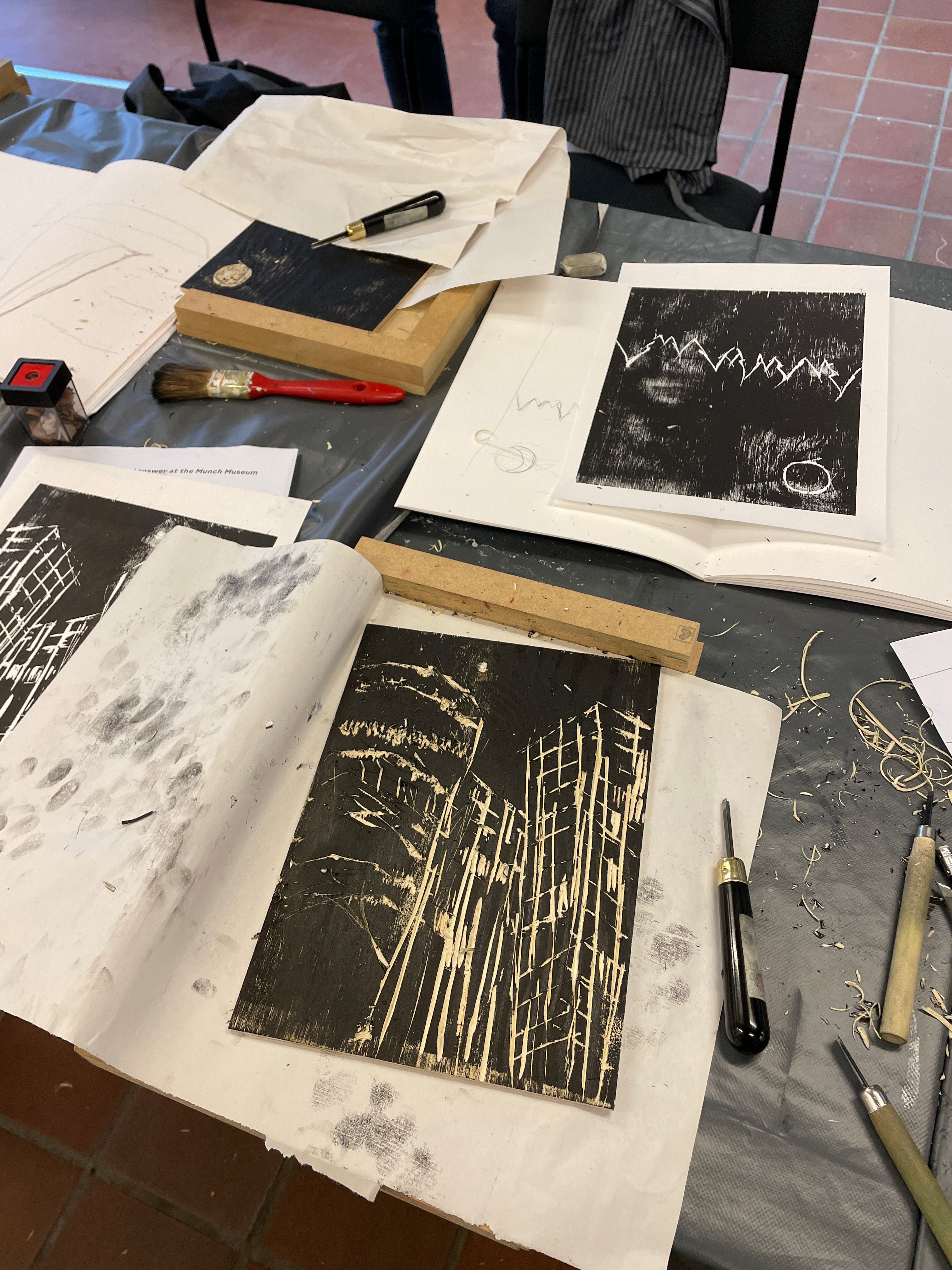 Tresnitt kan også bli detaljrike, men du må jobbe med treet, ikke mot...