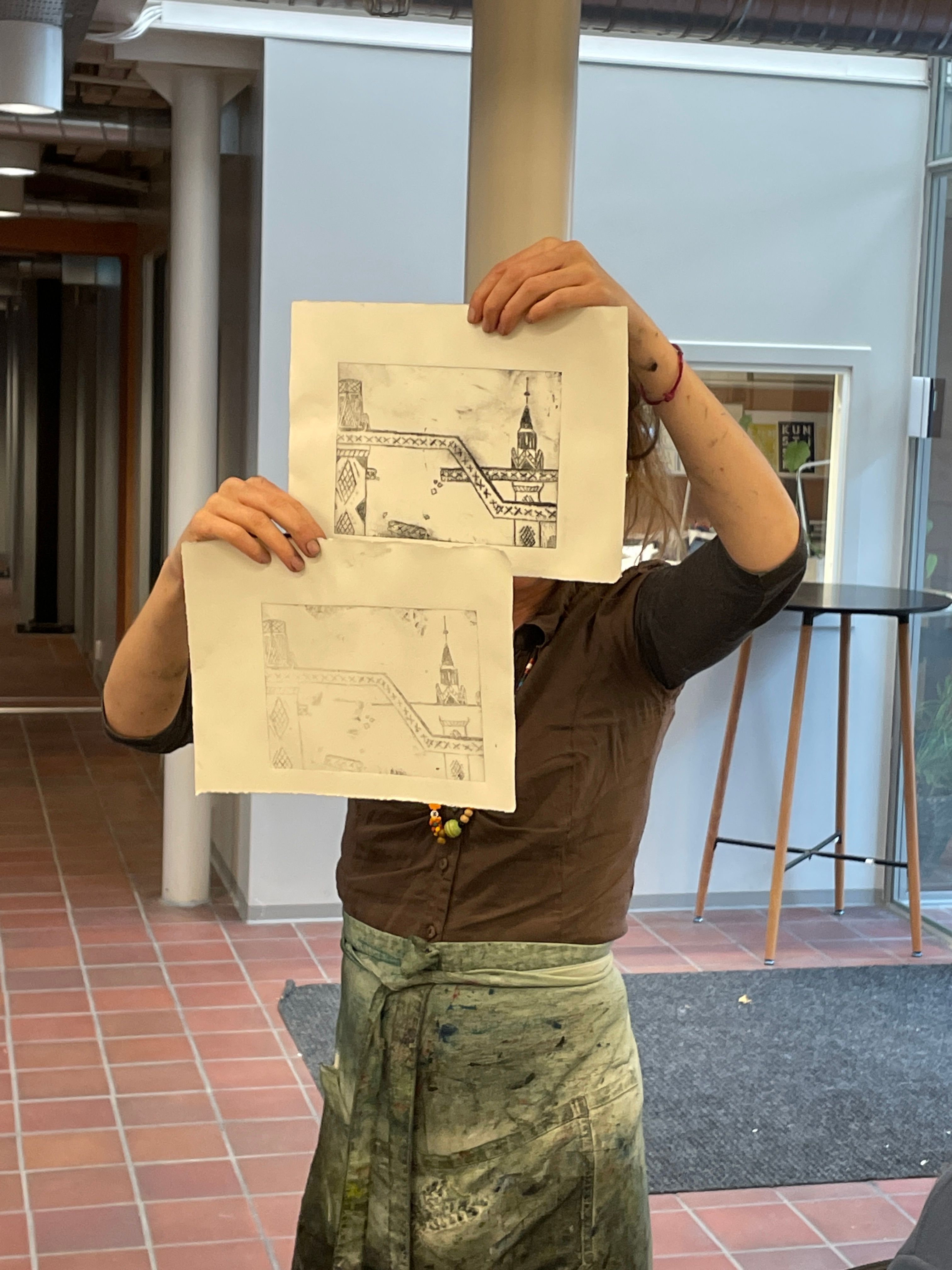 Marianne gir tilbakemeldinger til elevene.