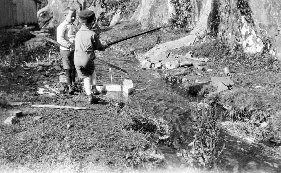 Gutter med lekebåter