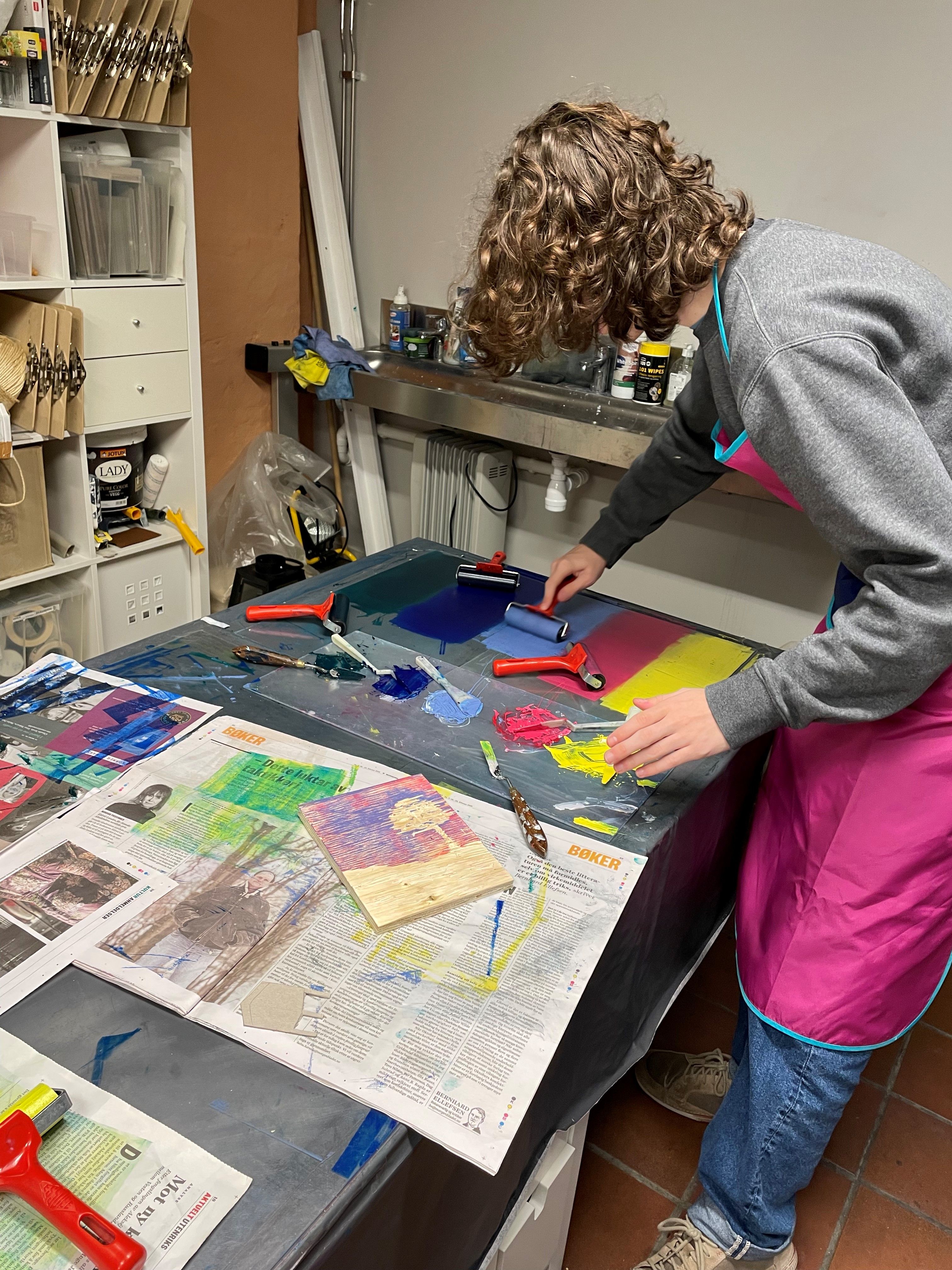 Platene svertes inn.