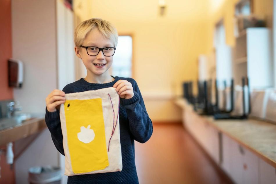 Elev holder opp håndarbeid.