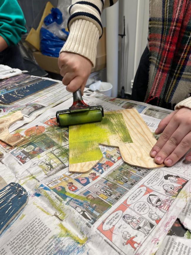 Platene svertes inn.