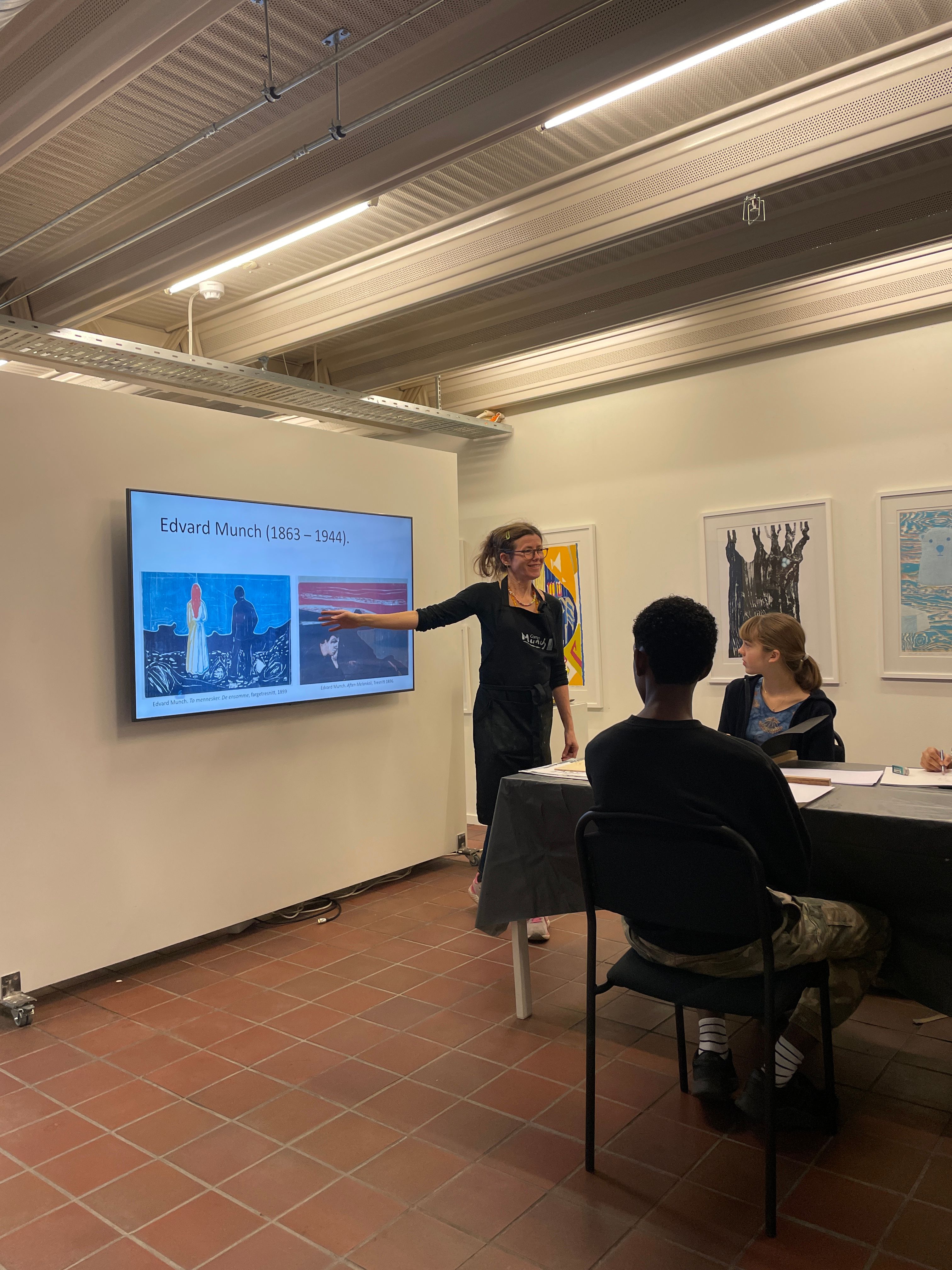 Marianne innleder prosjektet med å vise tresnitt av Edvard Munch.
