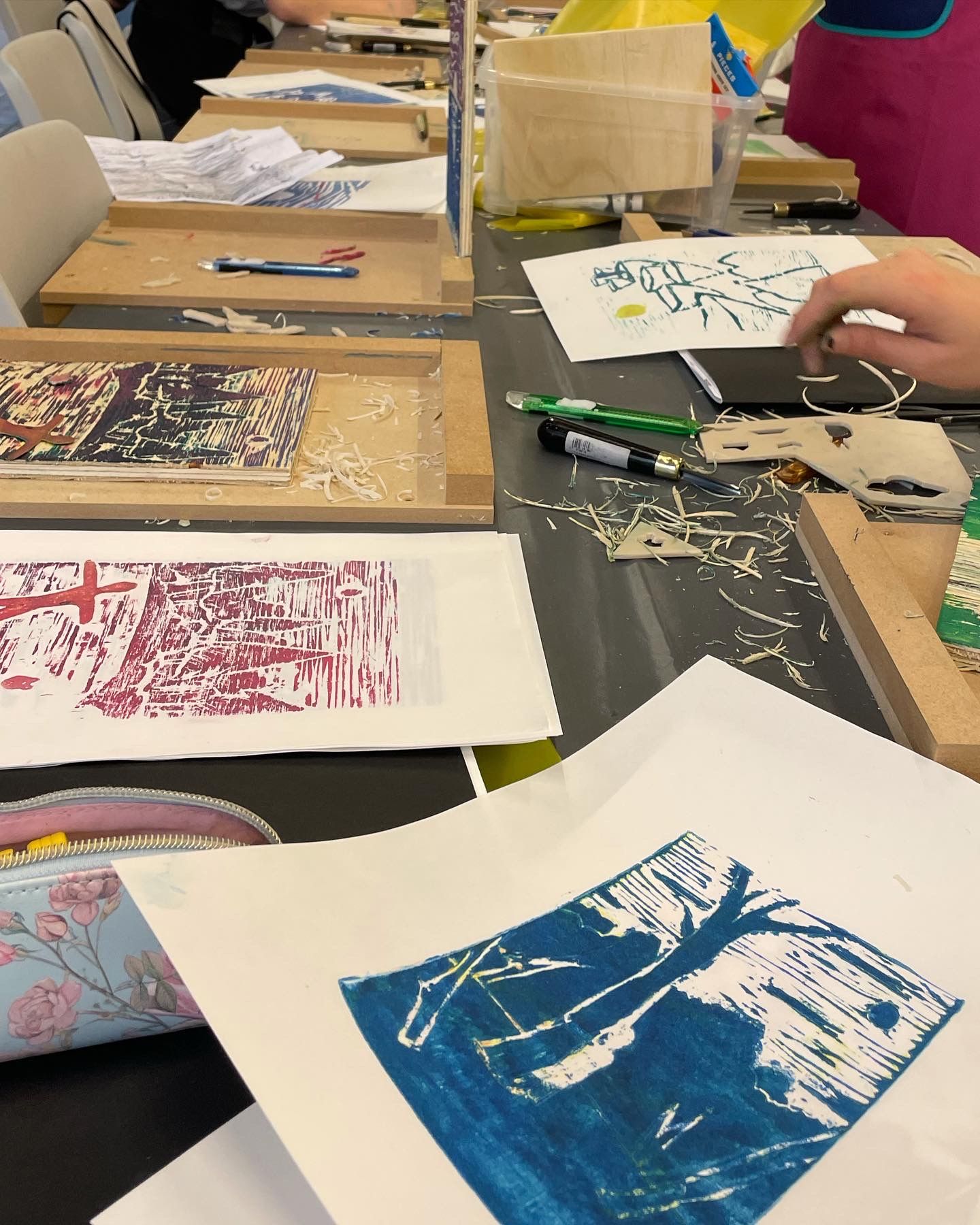 Elevene jobbet med både linoplater og treplater. Begge brukes i høytrykk.