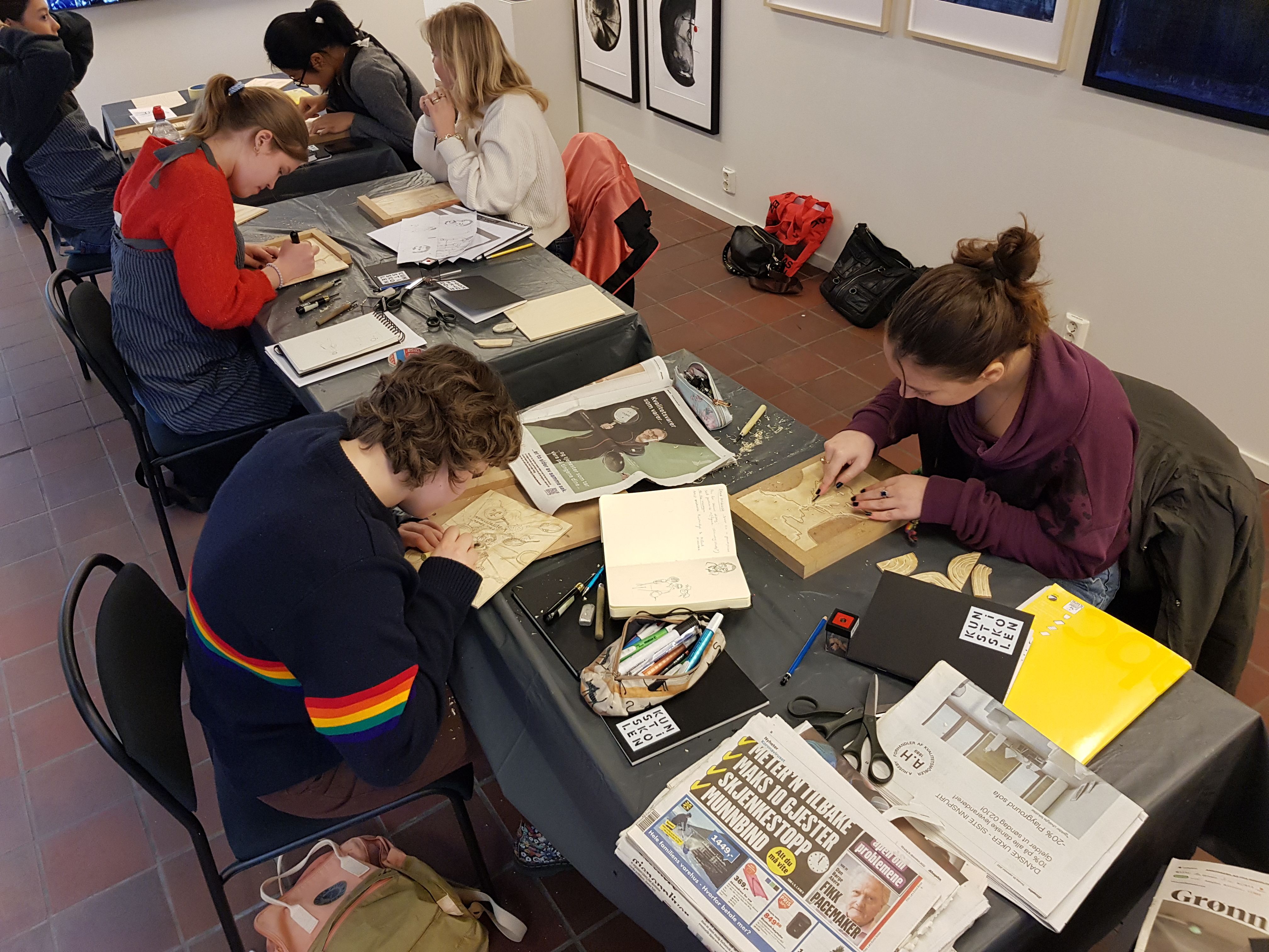 Elevene på DP1 (vg2) jobber med tresnitt.