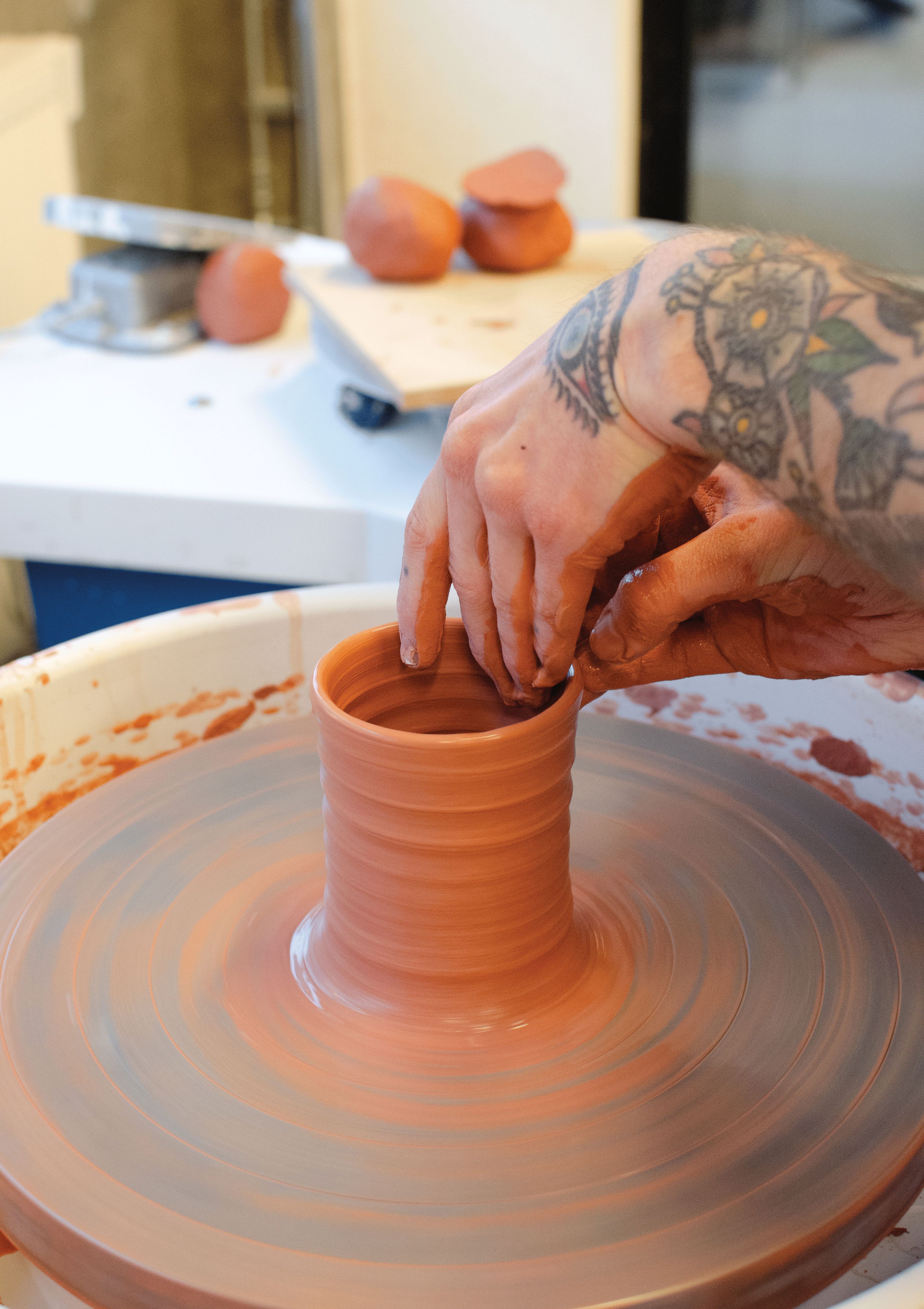 Dreiing av leire på KHiO. 