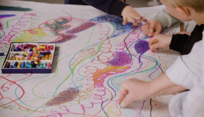 barn tegner med oljepastell