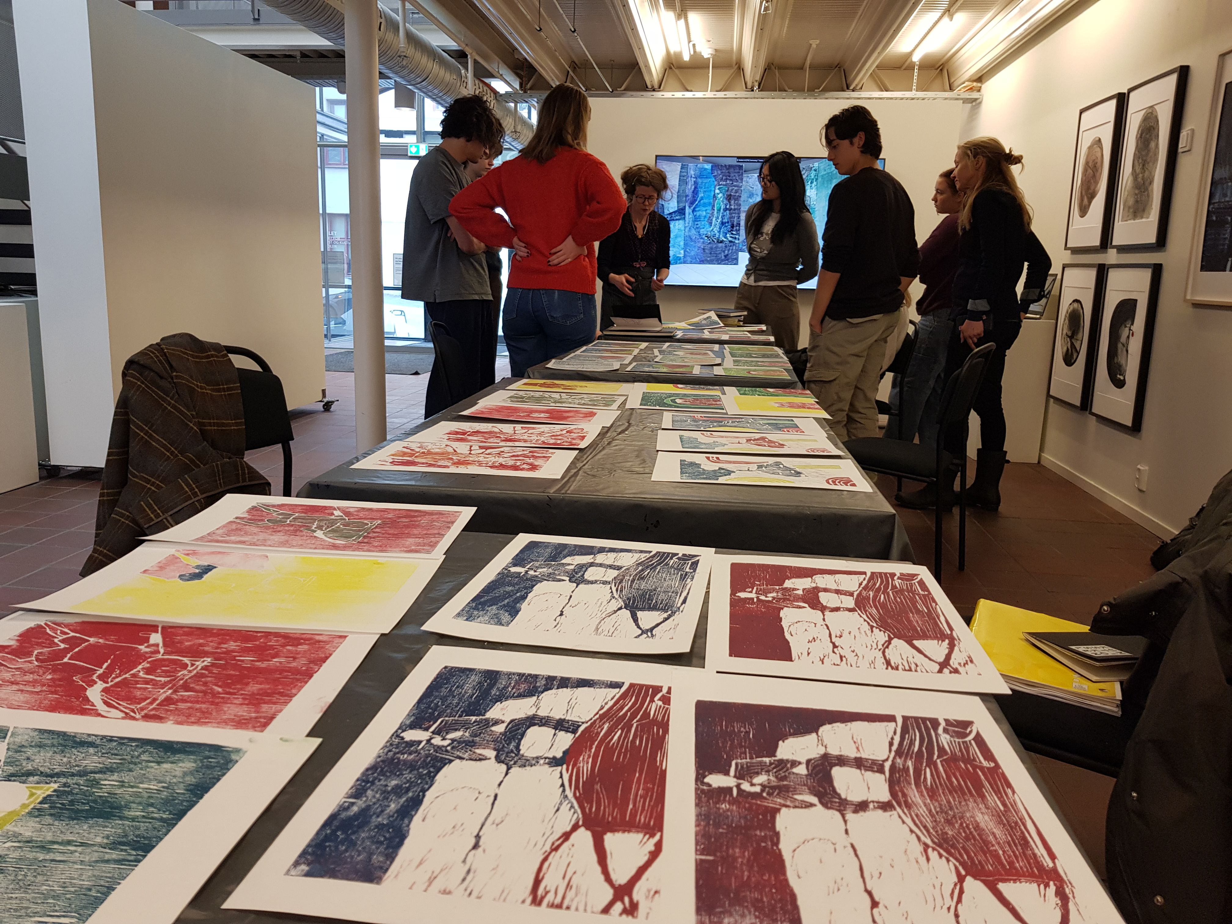 Marianne tar alltid en gjennomgang av trykkene med elevene.