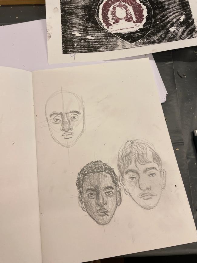 Elevene er i gang med skisser.