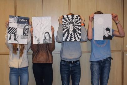 Elever viser tegninger