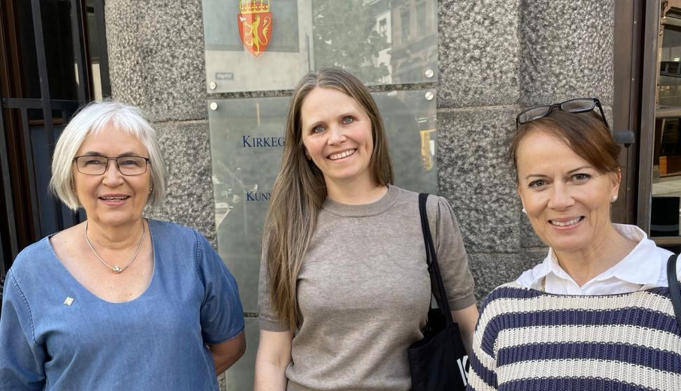 Bilde av Åshild Woldstad, Anne Elisabeth Sæter og Ulrika Bergroth-Plur foran Kunnskapsdepartementet.