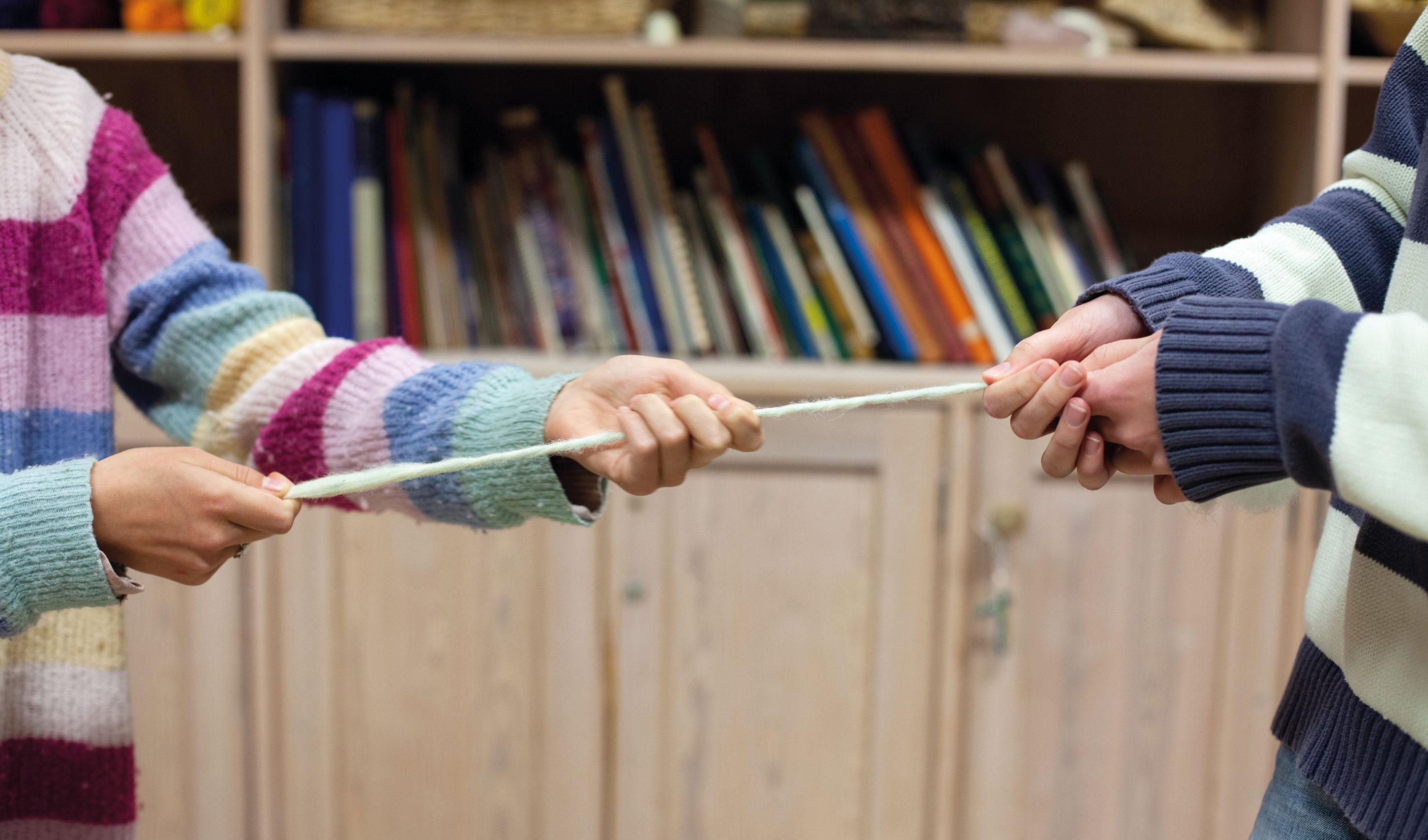 "Begynneropplæring i strikking" av Kirsten M. Borgnes. Hun skriver om strikkeopplæring i 2. klasse.