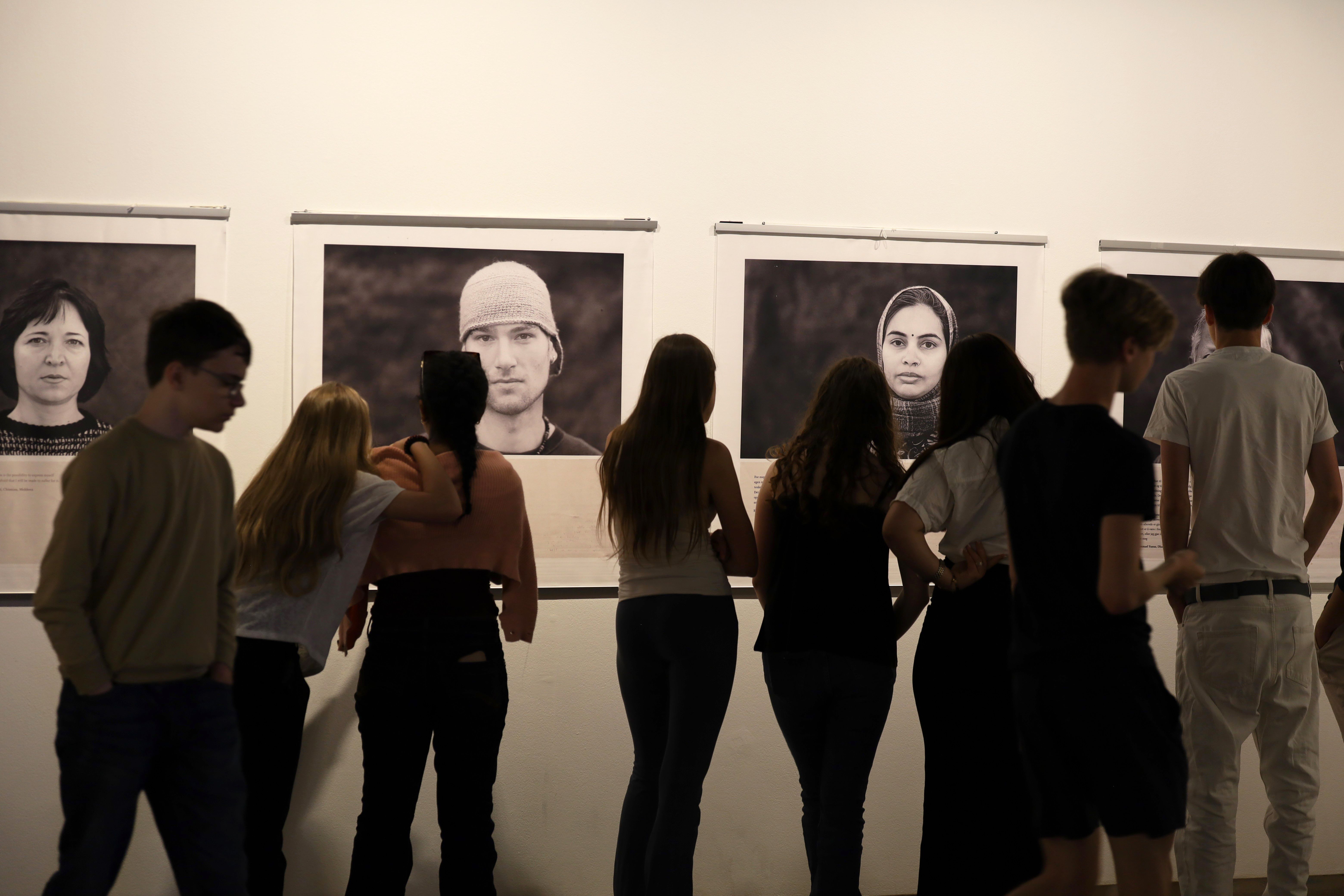 Elever ser utstillingen "På sporet av frihet"