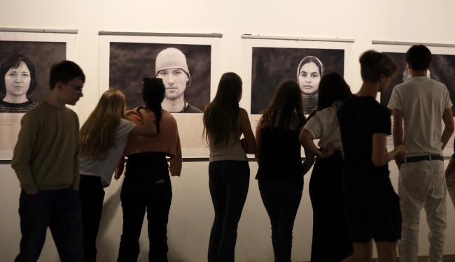 Elever ser utstillingen "På sporet av frihet"