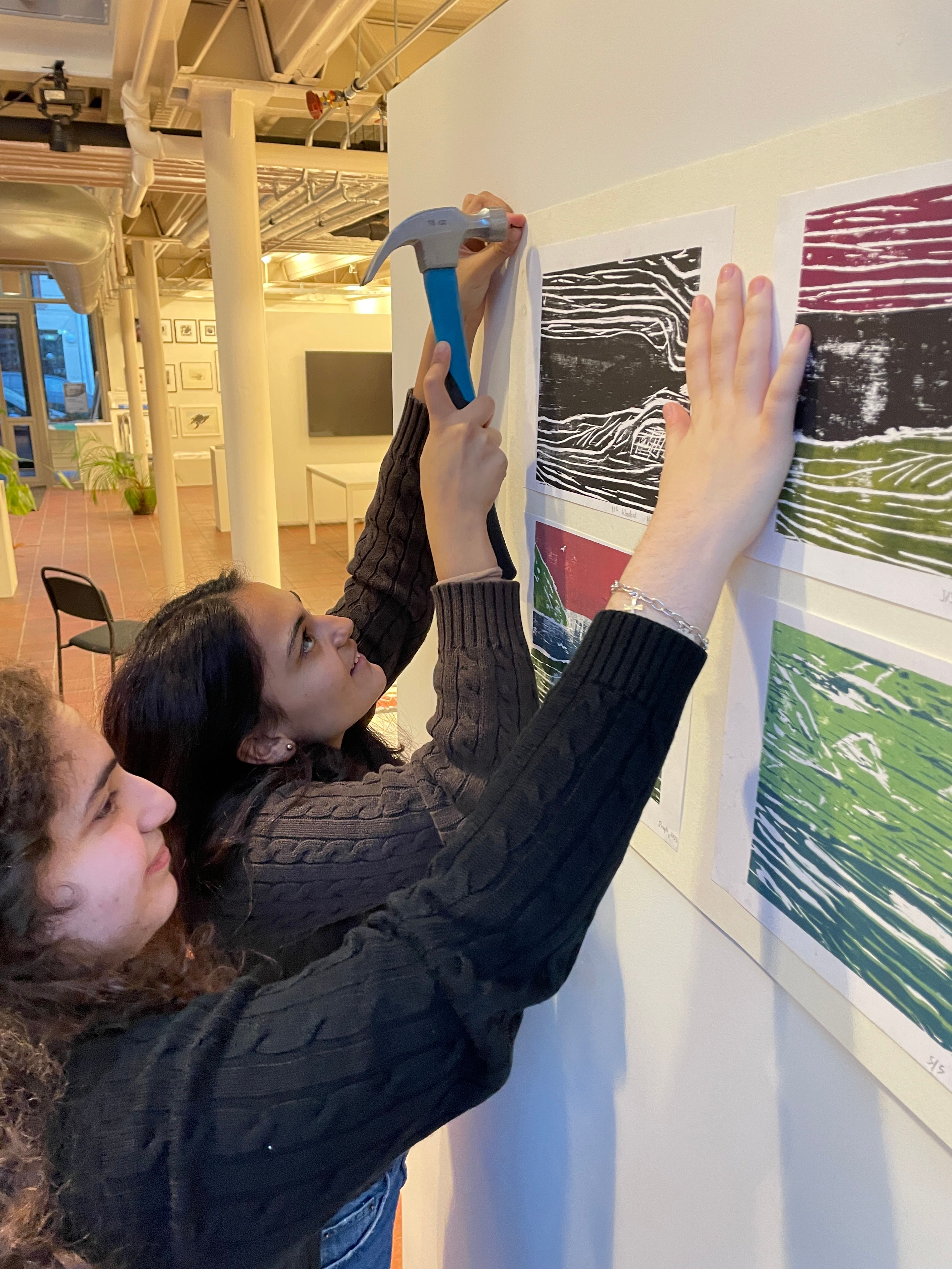 Elevene kuraterte og hang opp utstillingen.