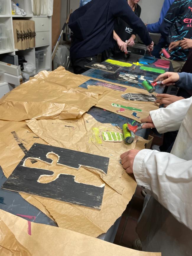 Puslespill gjør at du kan sverte inn de ulike delene med ulike farger.