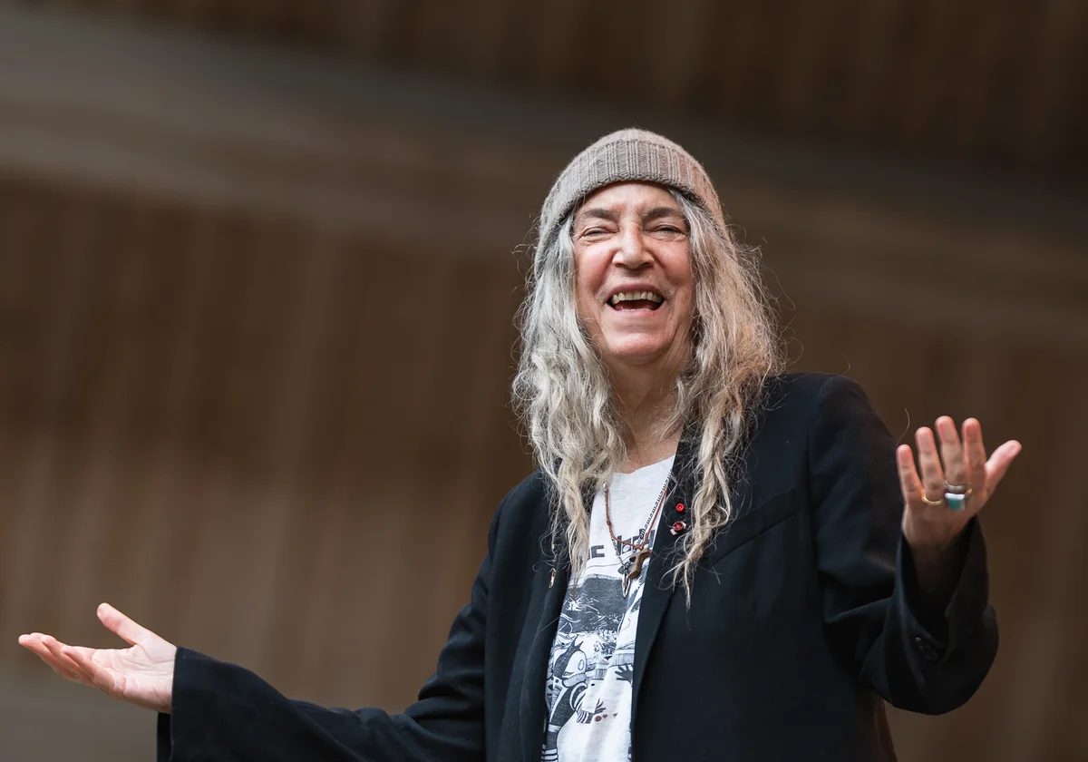 Patti Smith smiling onstage at Ravnedalen Live in 2026
