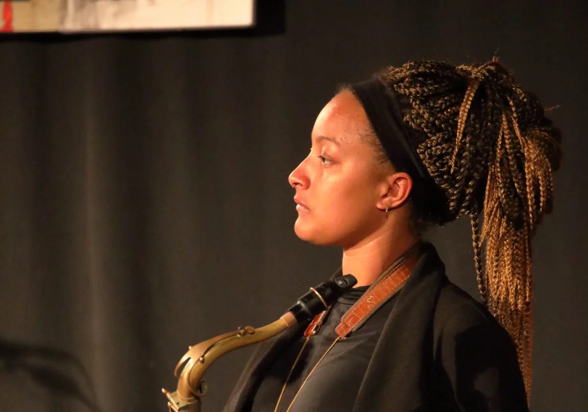Nubya Garcia holding her tenor saxophone at INNtöne Jazzfestival in 2019