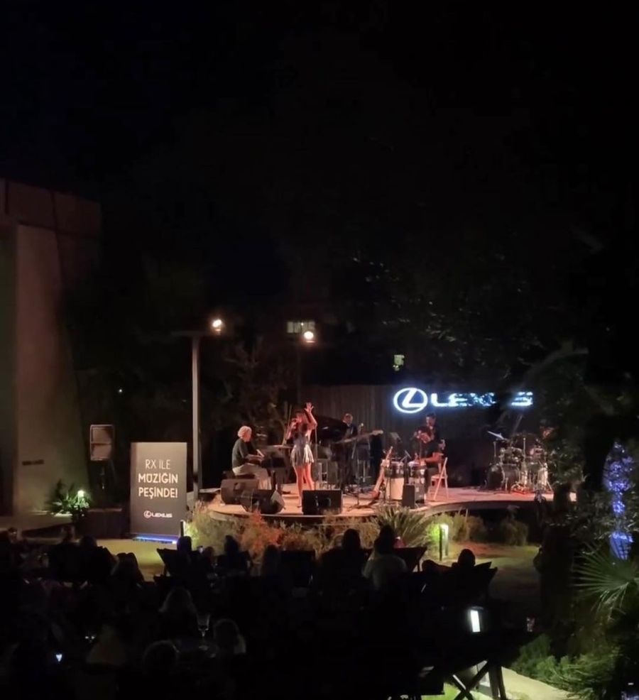 Open-Air-Konzertbühne mit LED-Wand und Lichtshow am Abend — Produktion von BACKSTAGE Event für ein Sommerkonzert in Istanbul