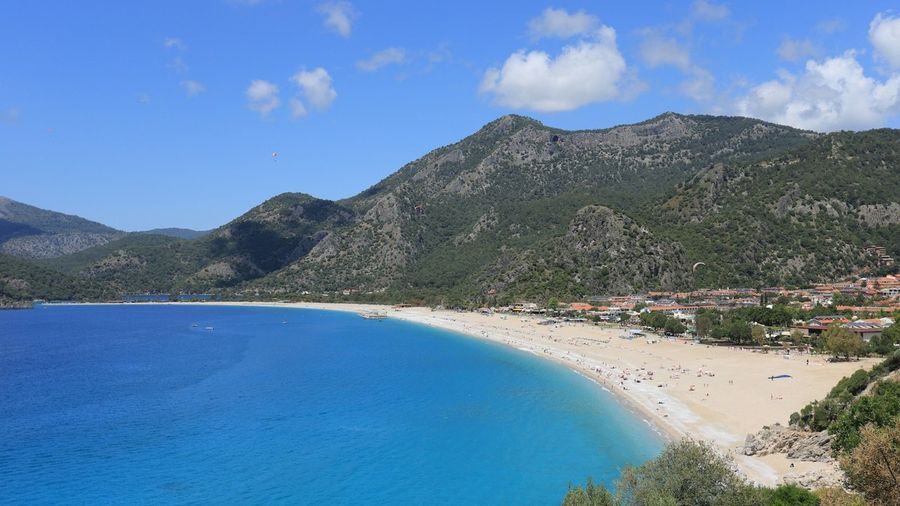 Die Bucht von Ölüdeniz von oben — türkisfarbenes Wasser, die Sandzunge und dahinter kiefernbewachsene Hänge
