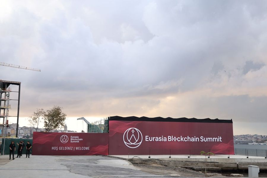 Allestimento di un'area evento all'aperto sulla riva di Istanbul, con perimetro brandizzato e porta di benvenuto — produzione BACKSTAGE Event