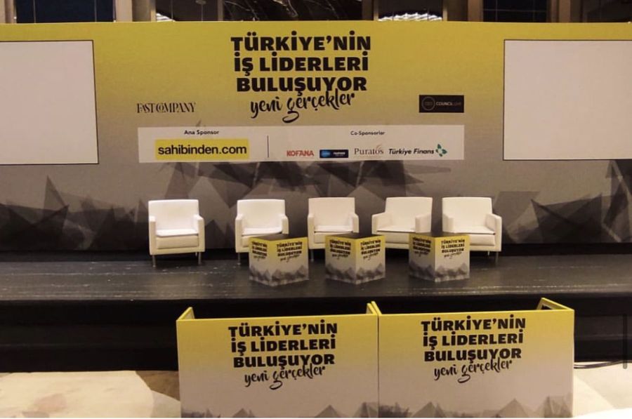 Palco per panel allestito in una sala da ballo d’albergo — branding sponsor e sedute entro l’altezza utile disponibile