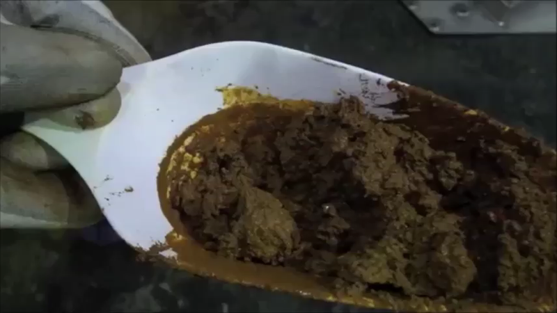 Wet slurry in a scoop without Ultrabind treatment