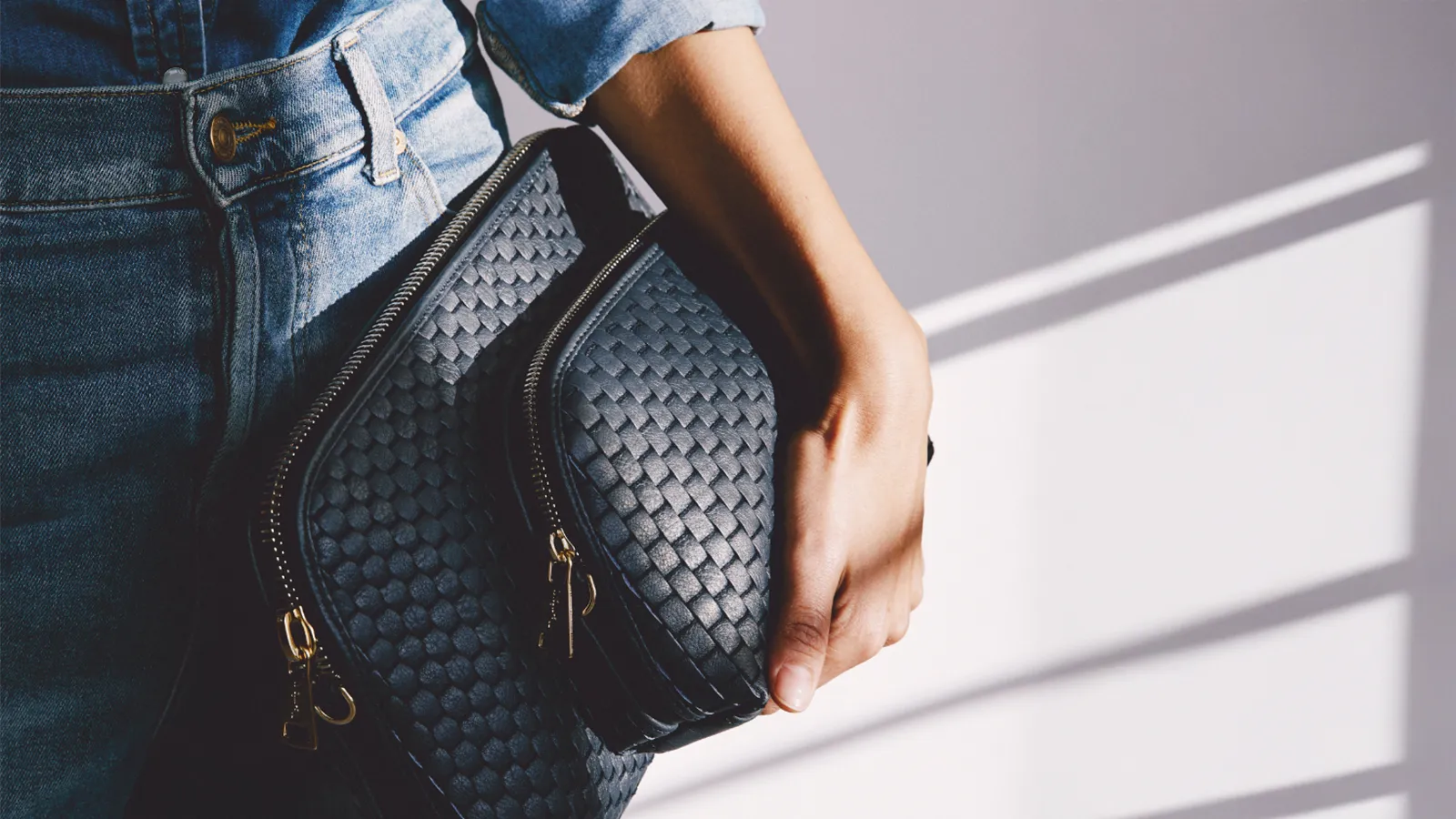 Slik behandler og vedlikeholder du skinnvesker