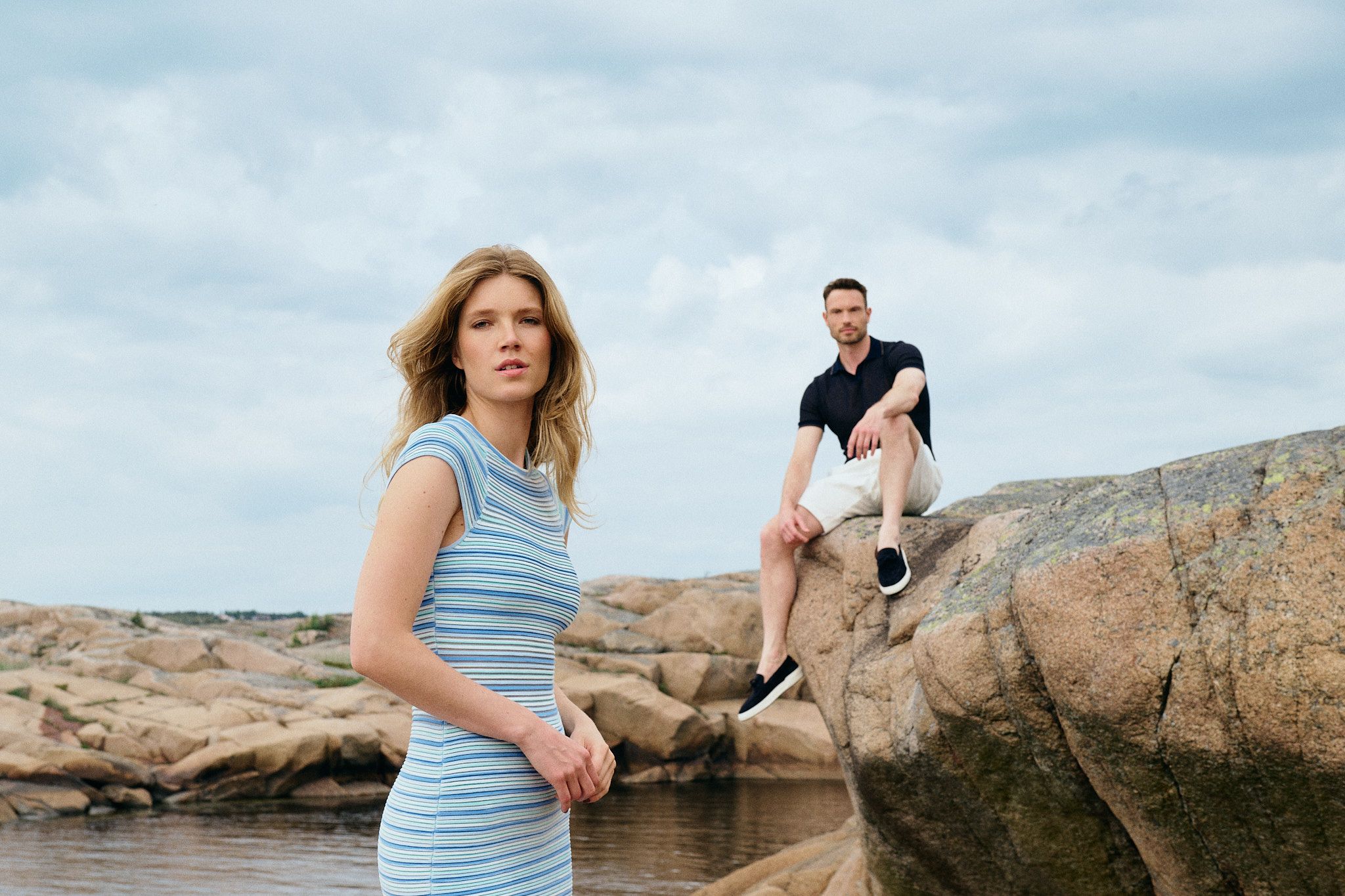 Hovedbanner av dame og herre blazer Tagliatore og kjole Simkhai