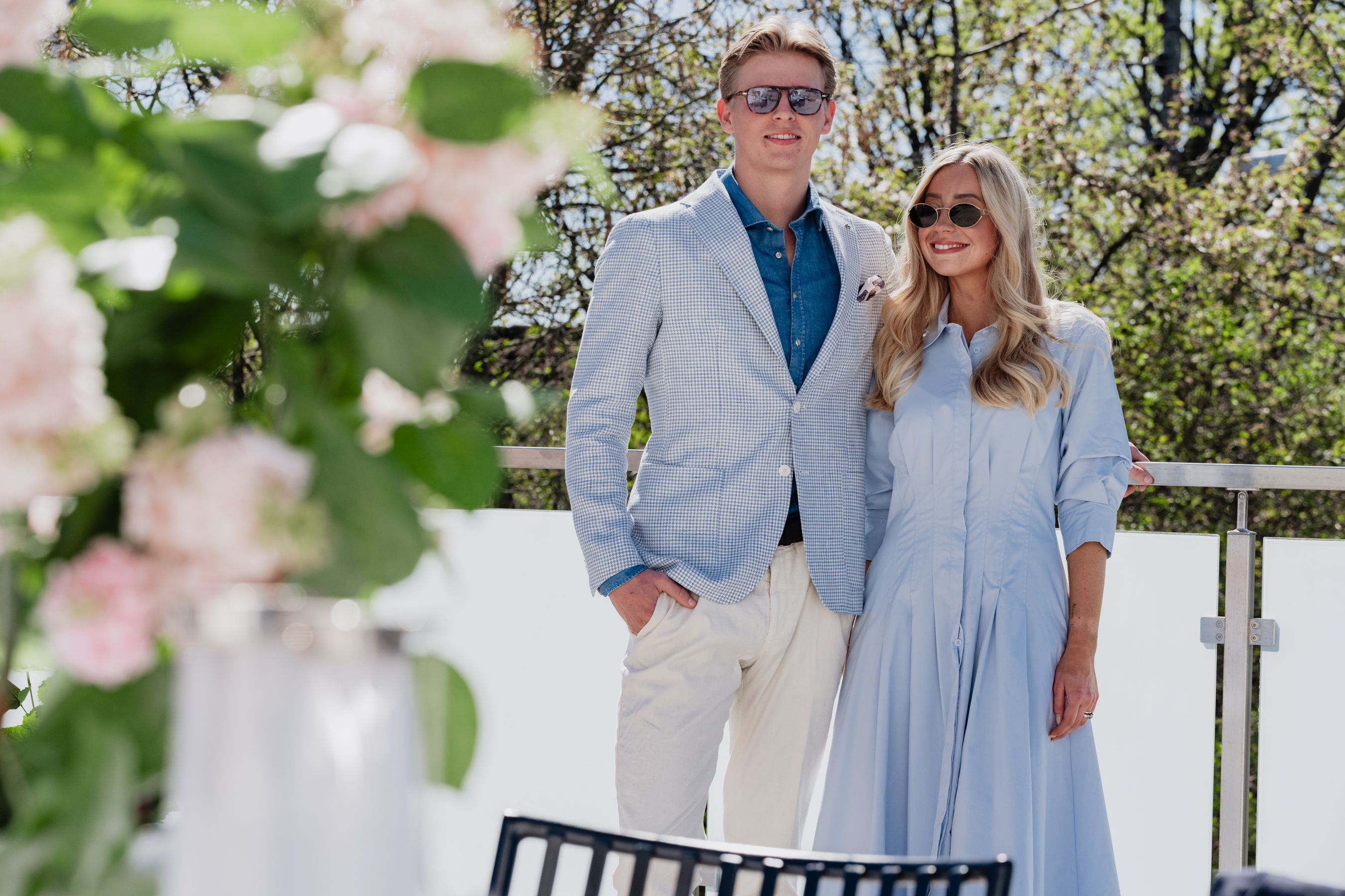 Hovedbanner av dame og herre blazer Tagliatore og kjole Simkhai
