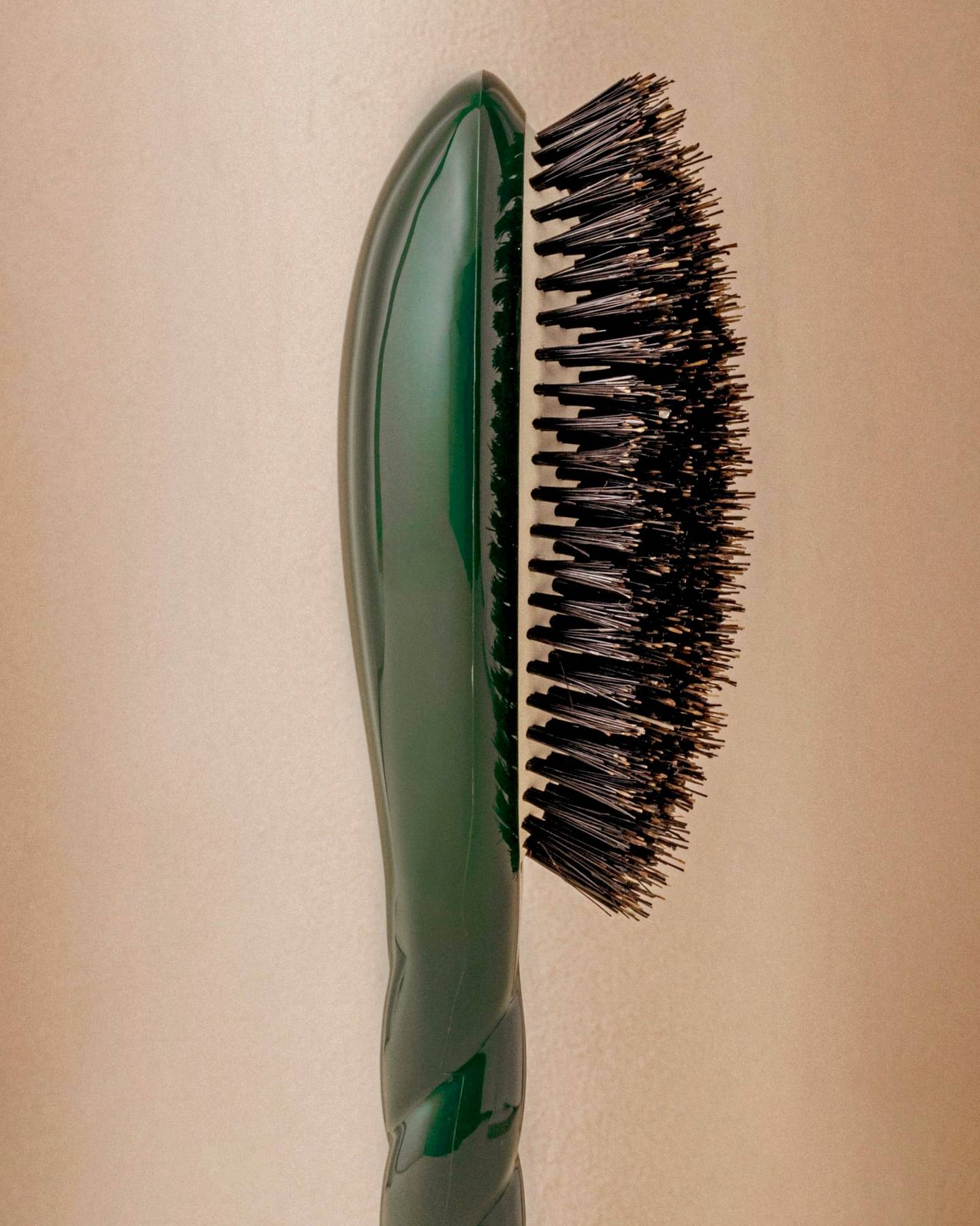 Side view of the emerald green N.01 brush showing the boar bristle cushion