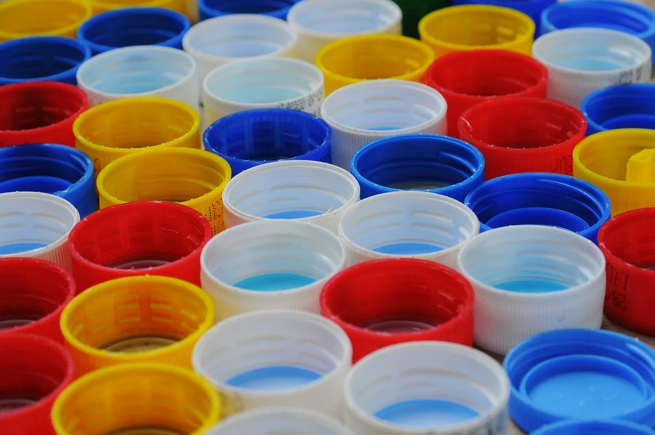 Loose plastic bottle caps