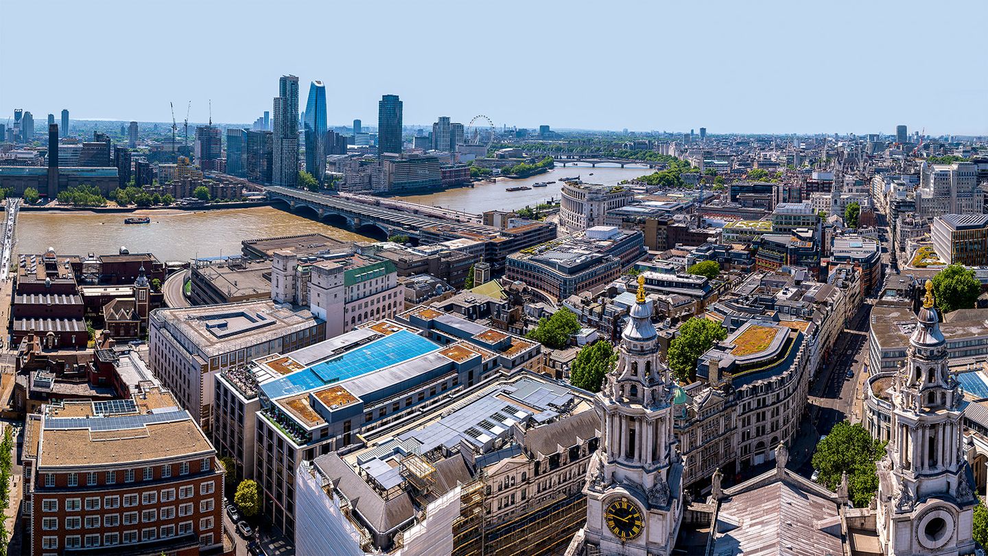 Panoramic view of central London, England, featuring St. Paul's Cathedral and the River Thames.