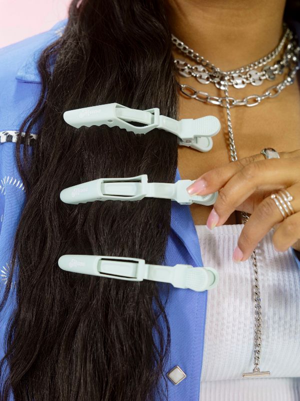 MESSAGE‼️ Clip placement is very in important. Placing the clip too close  for be root, the clips can burn the scalp under the dryer. They also can  cause