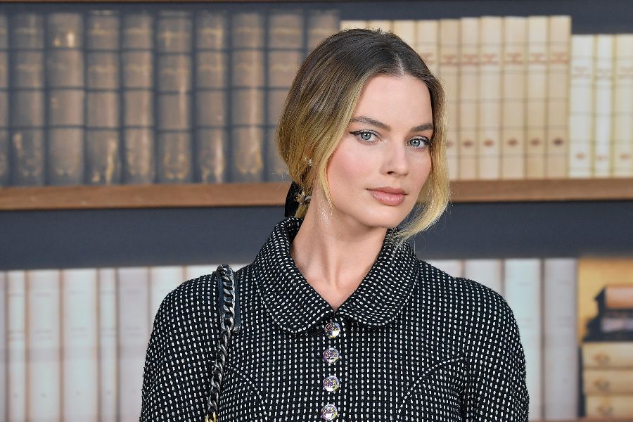 Chanel : Photocall - Paris Fashion Week - Haute Couture Fall Winter 2020 PARIS, FRANCE - JULY 02: Margot Robbie attends the Chanel photocall as part of Paris Fashion Week - Haute Couture Fall Winter 2020 at Grand Palais on July 02, 2019 in Paris, France. (Photo by Stephane Cardinale - Corbis/Corbis via Getty Images)