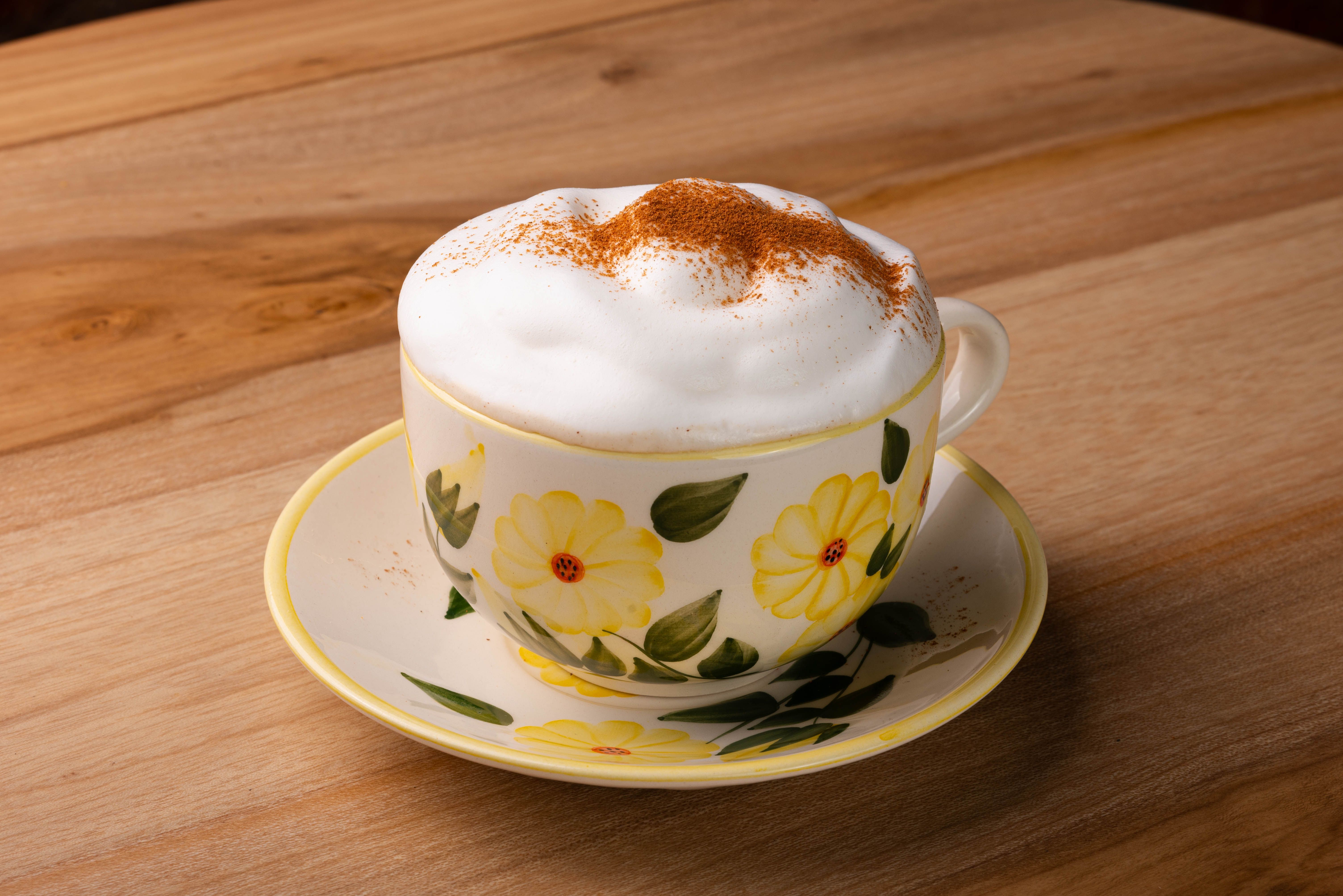 Manos expertas de barista creando arte latte con precisión y cuidado