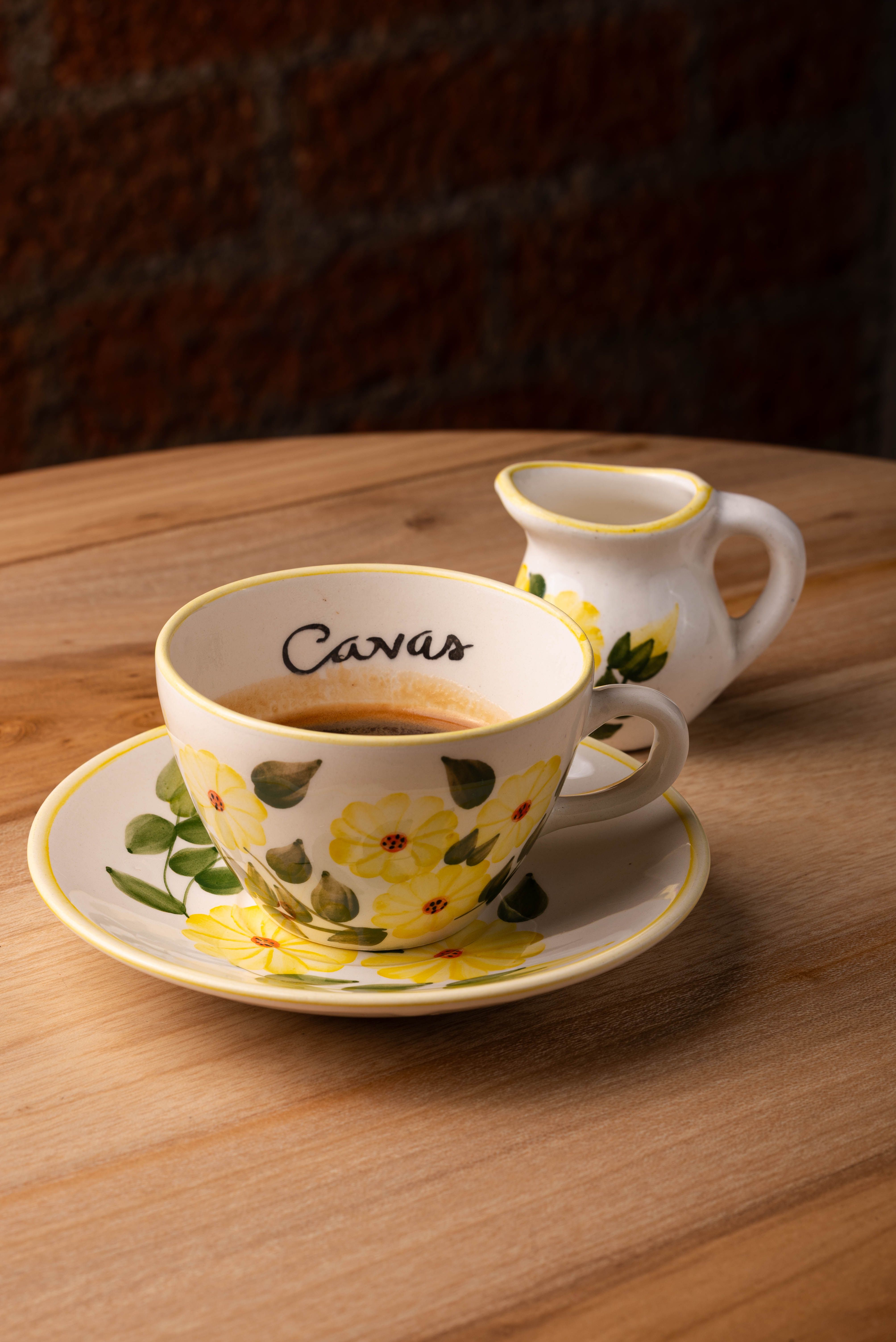 Mesa de café en Cavas y Café