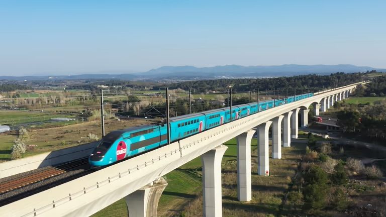 Cотни пассажиров застряли в поездах TGV без кондиционеров из-за отключения электричества