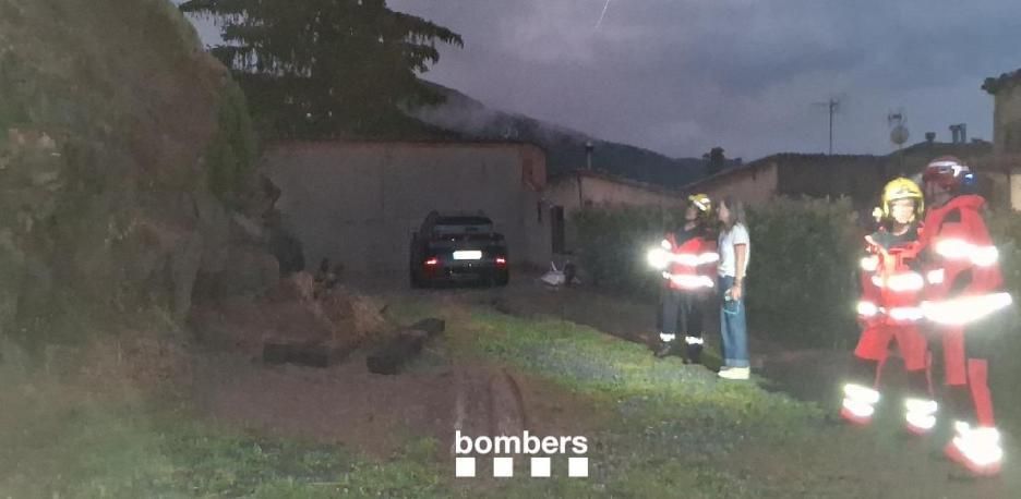 Поезд врезался в дерево во время сильного ливня в Каталонии!
