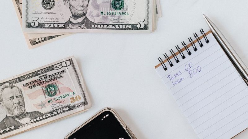 10 Smart Ways to Save Money Shopping in UAE in 2024