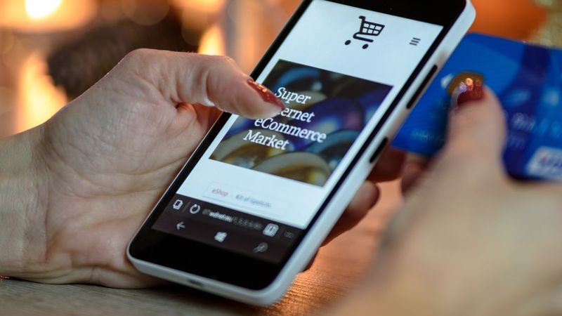 Online vs In-Store Shopping in UAE: Pros, Cons & Best Deals