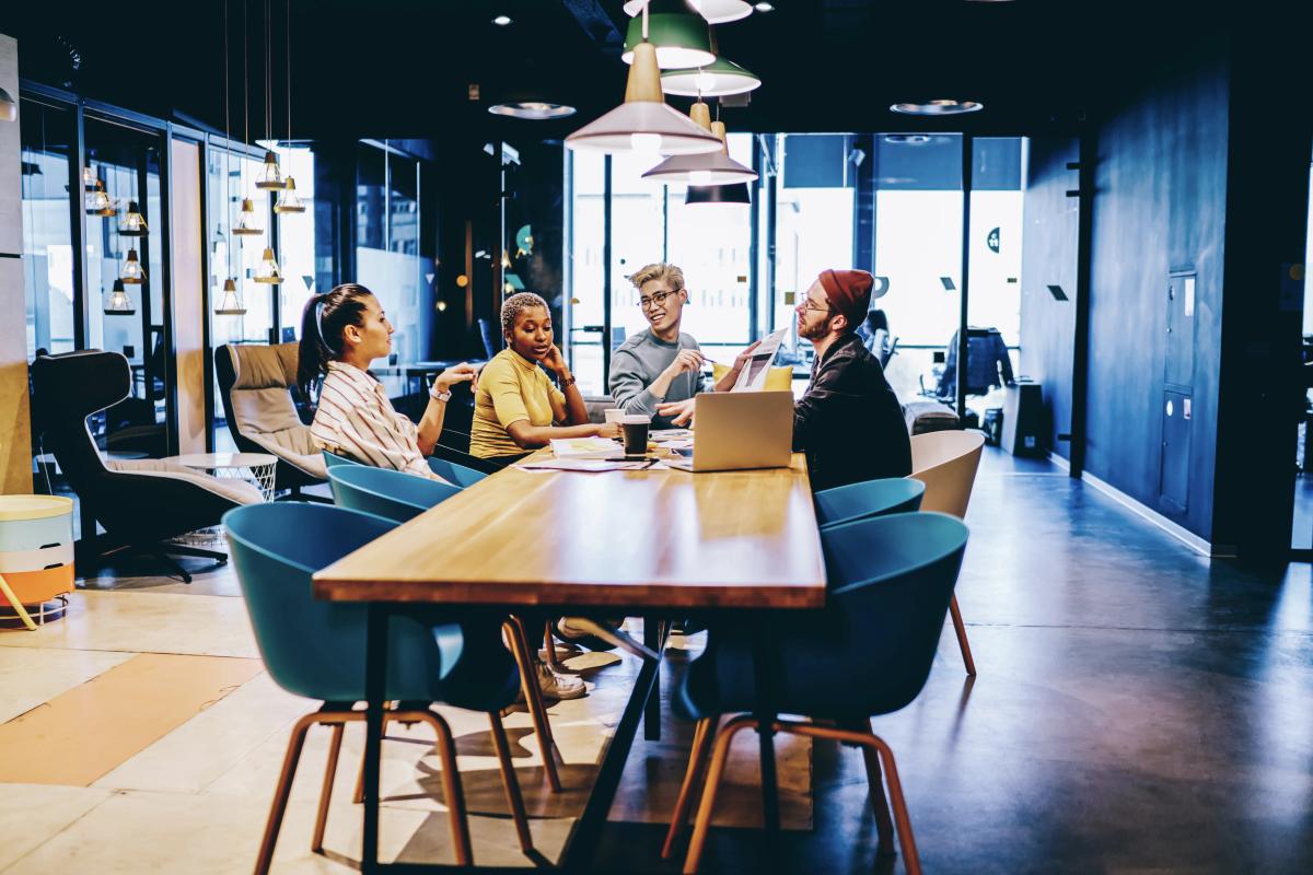 réunion d’équipe dans une salle de réunion dans un espace de coworking
