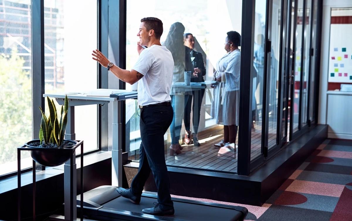 salarié qui travaille en marchant sur un tapis de course