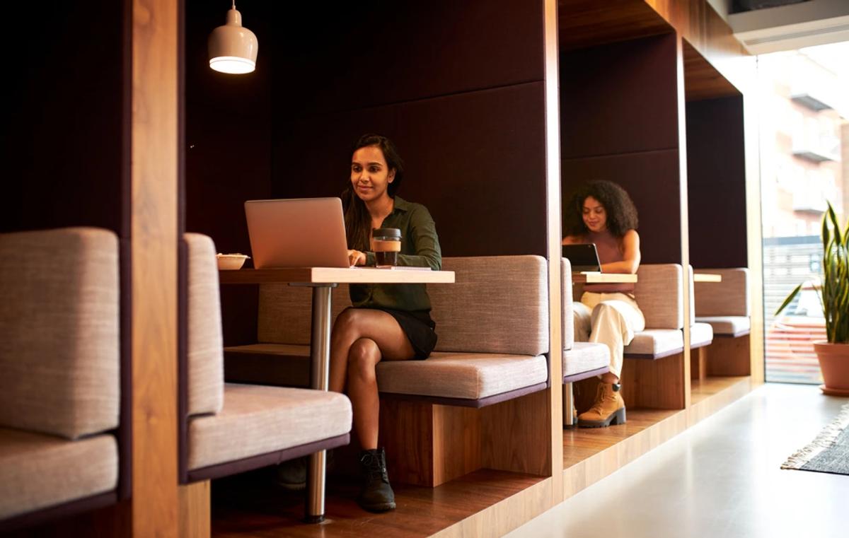 plusieurs espaces de travail au sein d’un immeuble de coworking