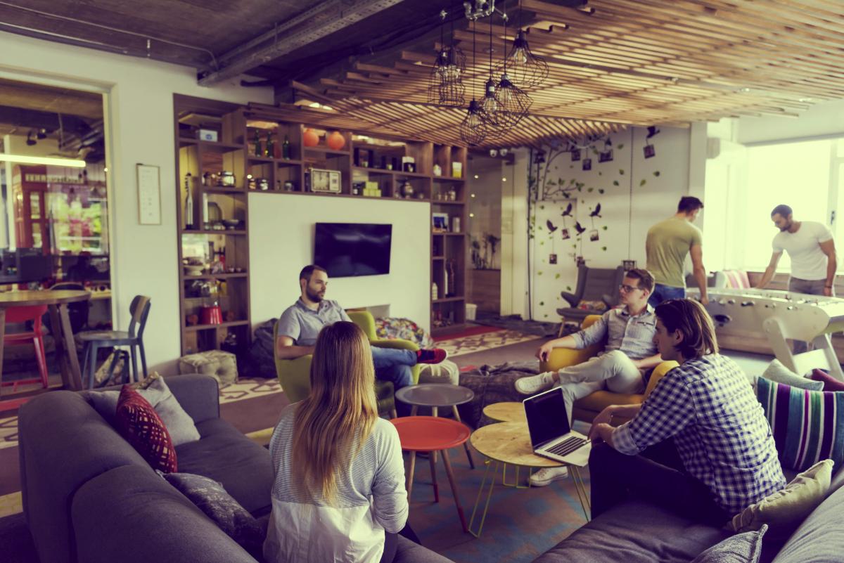 réunion d’équipe dans un bureau moderne et convivial 