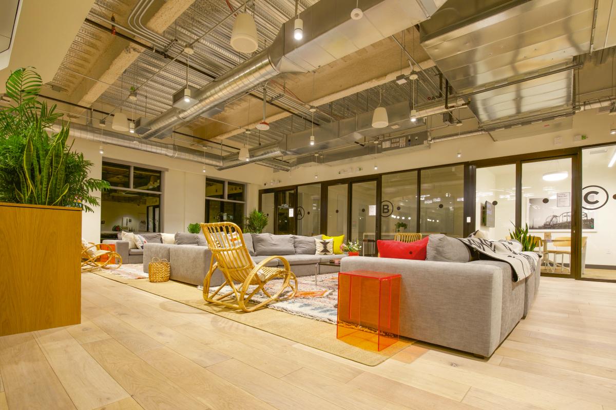 espace de détente avec canapés au sein d’un lieu de coworking
