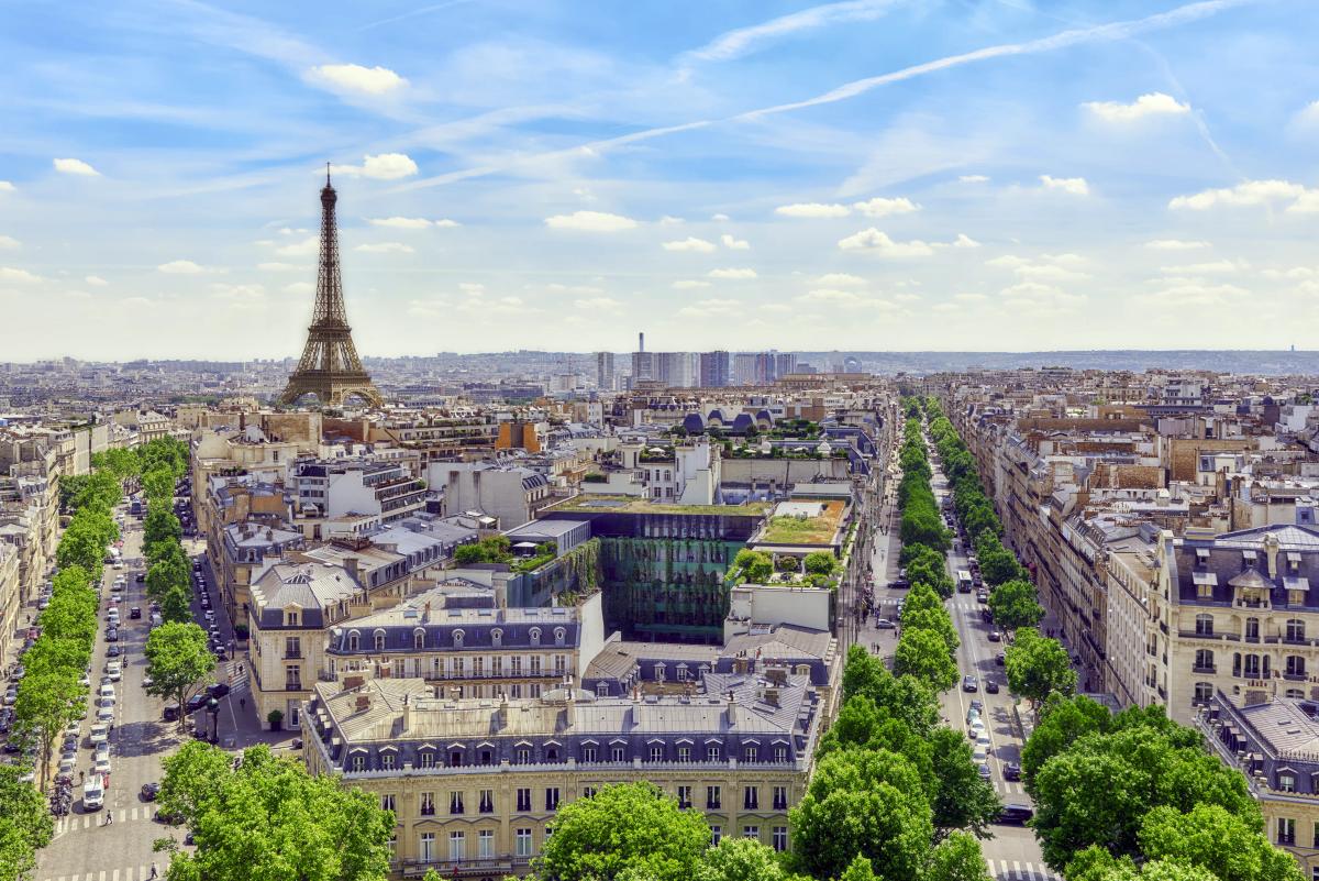 vue aérienne de la capitale française Paris avec Tour Eiffel en arrière-plan