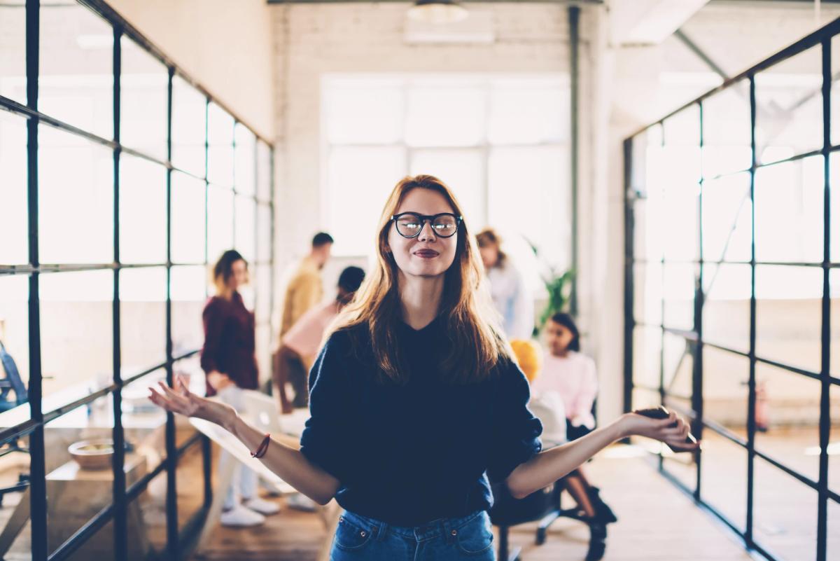 salariée qui se sent bien sur son lieu de travail, dans un espace collaboratif